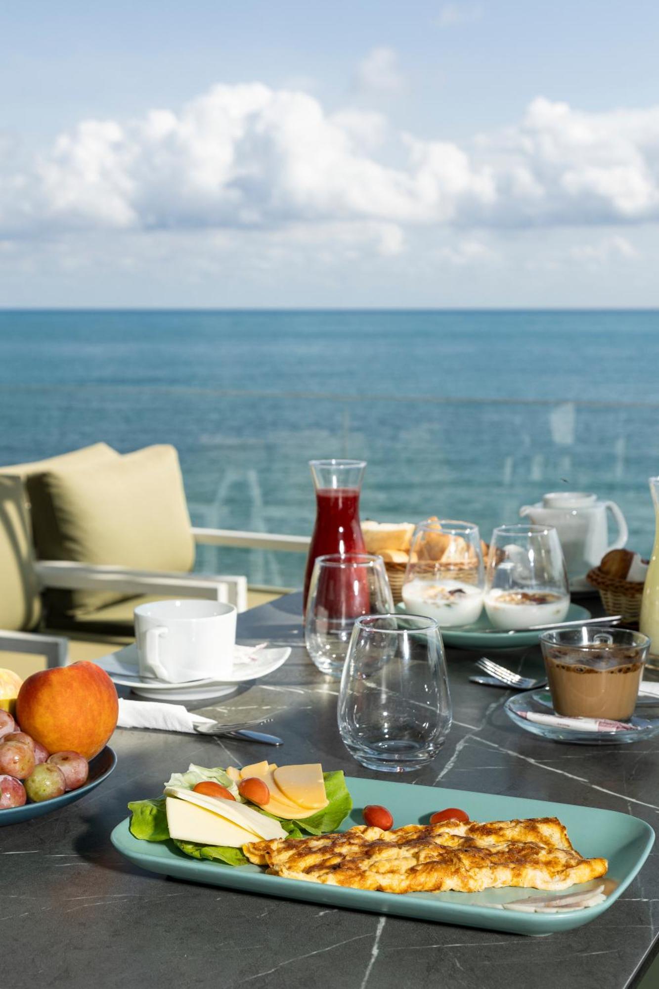 La Tour Blanche Hotel Гамарт Екстериор снимка